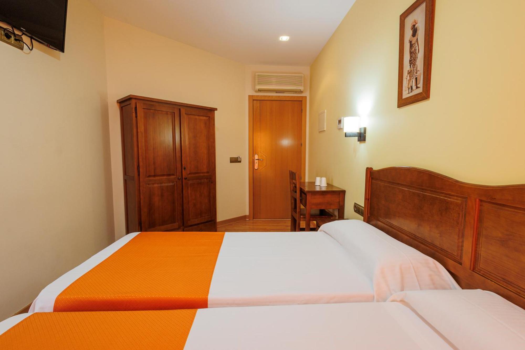 Hotel Pattaya Mocejon Bagian luar foto