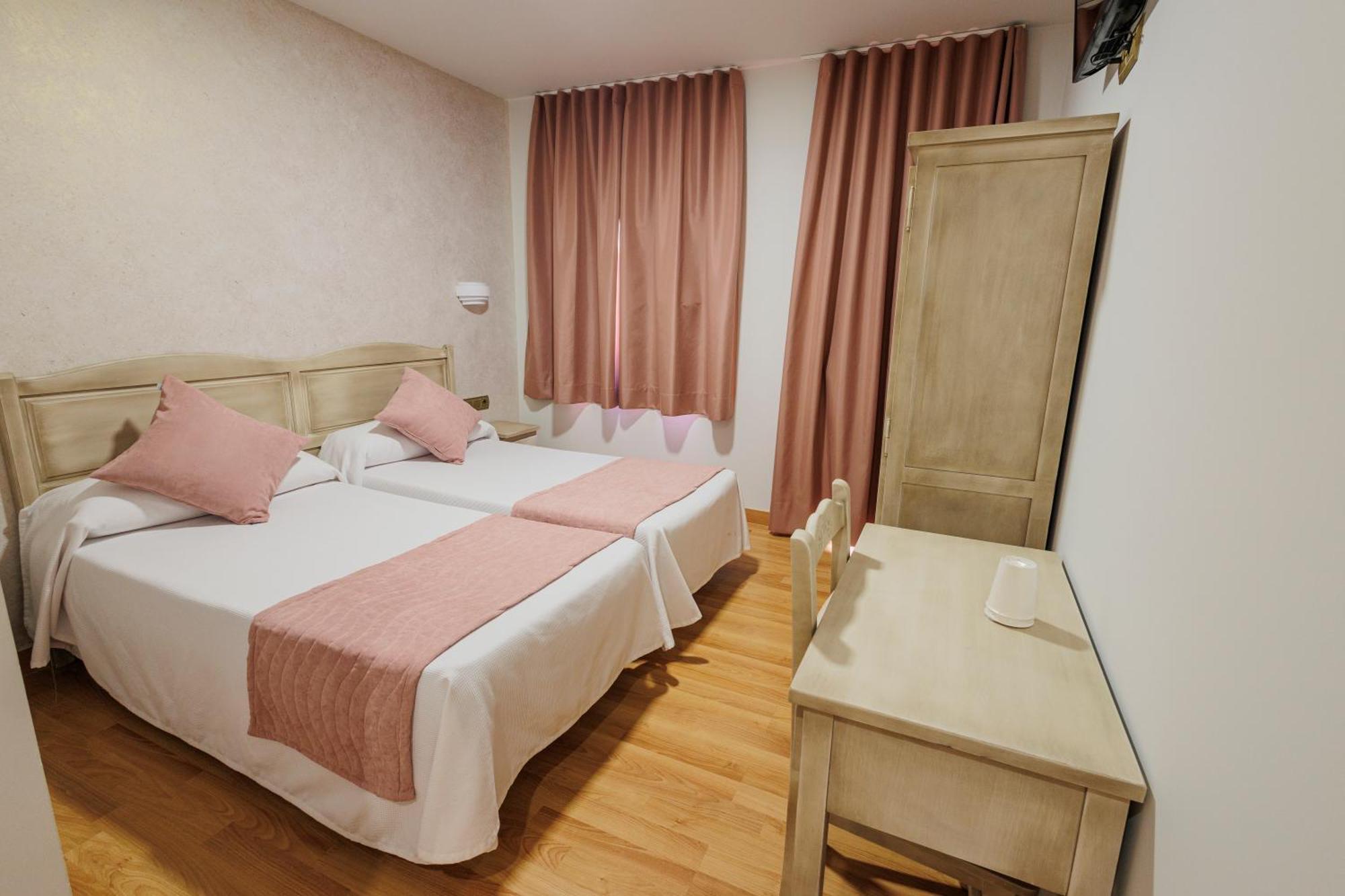 Hotel Pattaya Mocejon Bagian luar foto